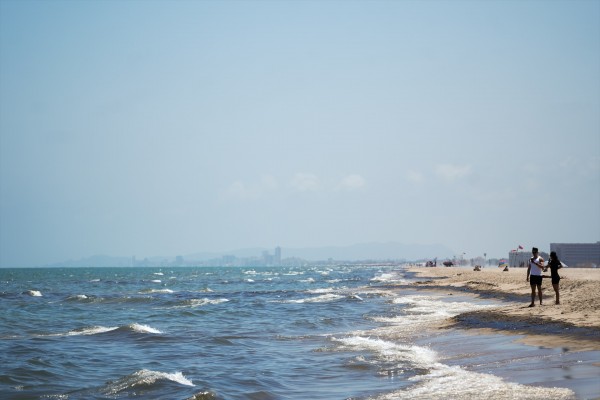 La contaminación por vertido afecta a la arena pero no al agua de tres playas de València
