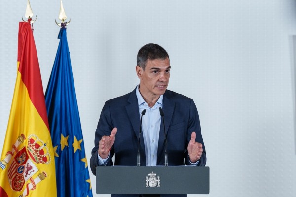 Sánchez asegura que seguirá pese a 