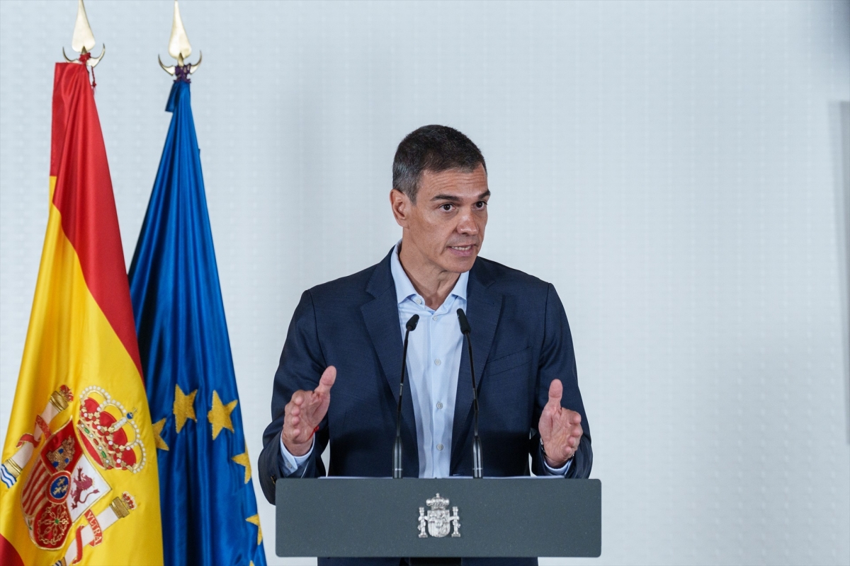 Sánchez asegura que seguirá pese a 
