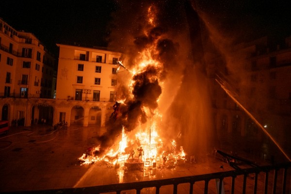 Los guardianes del 'foc': bomberos en la 'cremà' de Fogueres