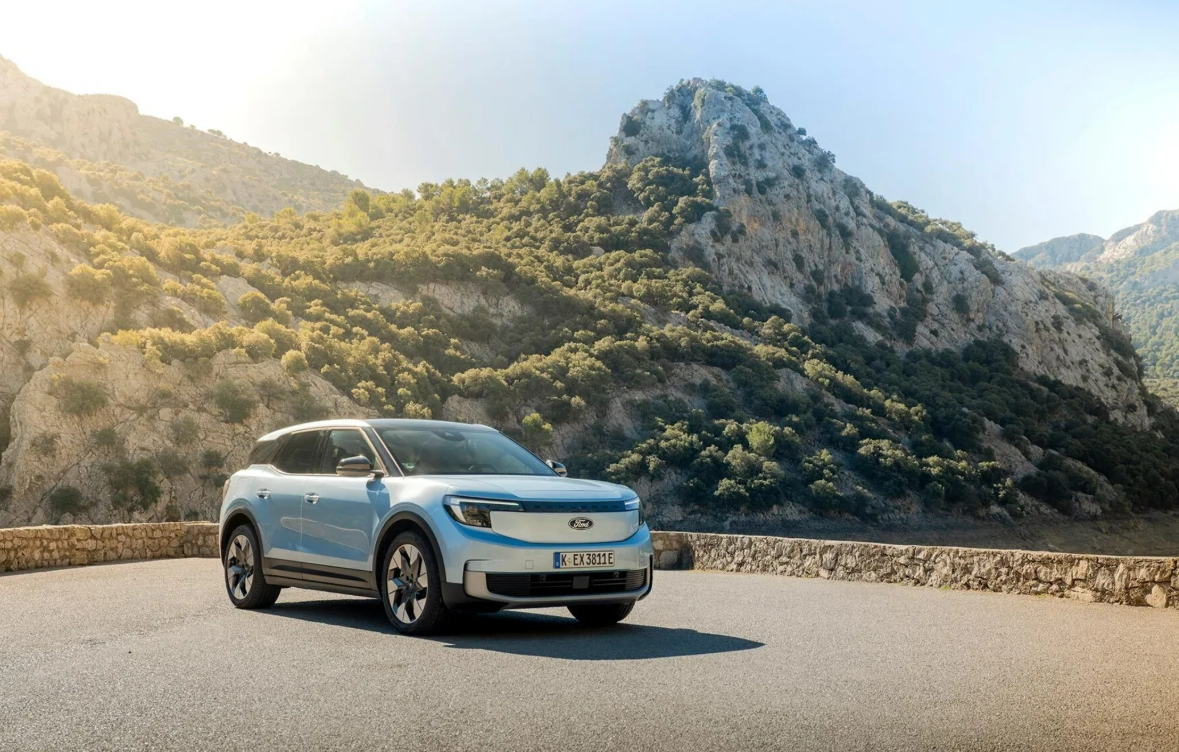 Silencio, mar y acantilados: ruta al volante del Ford Explorer eléctrico