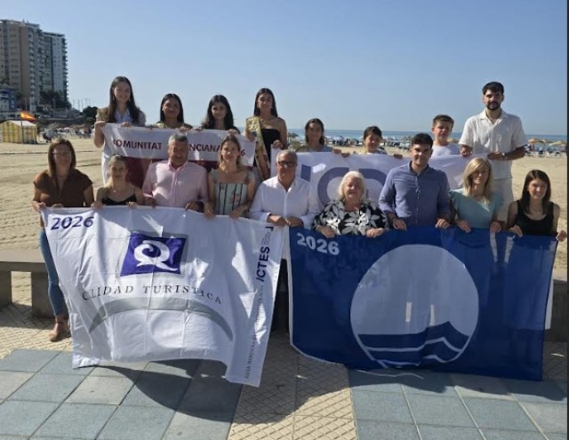 Oropesa inaugura la temporada estival con la izada de banderas de calidad en sus playas y el puerto