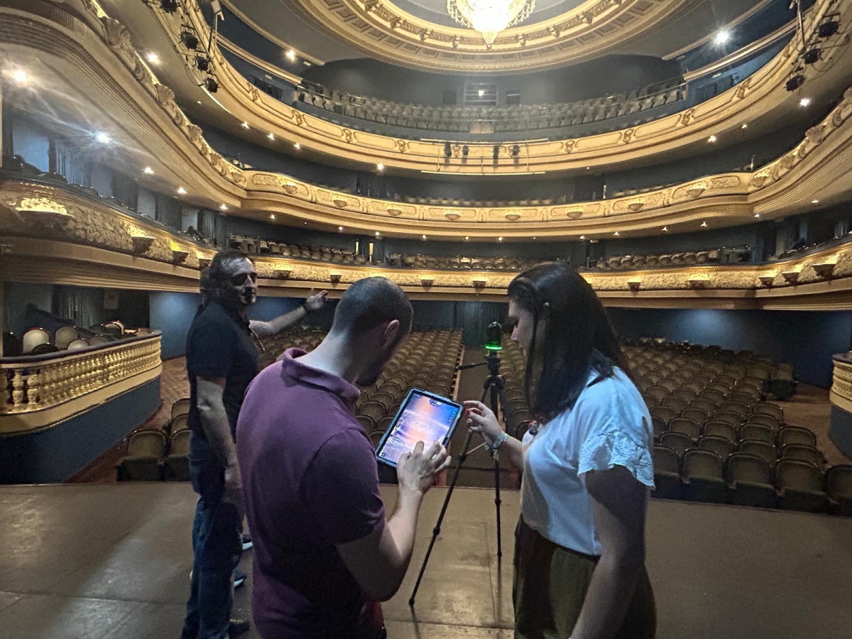 La edil de Cultura, Nayma Beldijiali, con el equipo redactor del Plan Director del Principal.