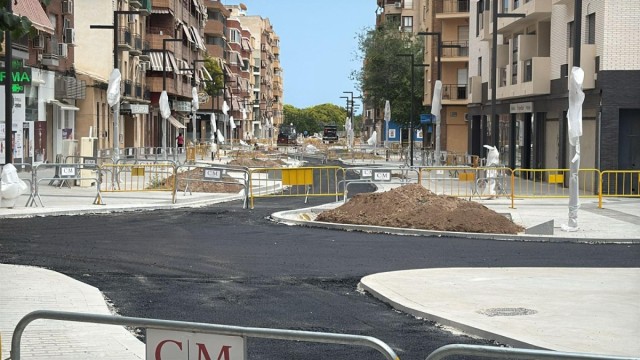San Vicente garantiza la continuidad de las terrazas hosteleras en la calle Villafranqueza tras las obras