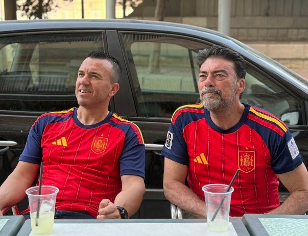 Mompó coquetea con referentes alicantinos como Luis Barcala y Toni Pérez