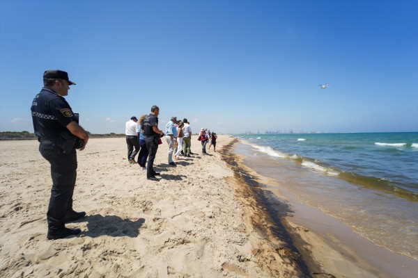 El Puerto de València asegura que el vertido no ha salido de la zona de fondeo
