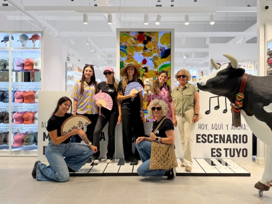 ALE-HOP elige Ondara para abrir su tienda más experimental: un piano gigante, patos escondidos y cabinas interactivas