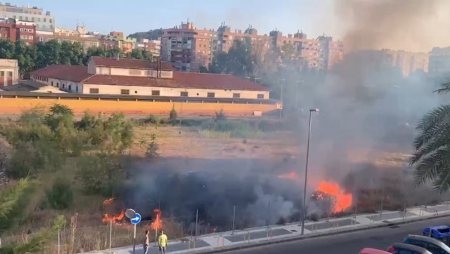 Un incendio de matorral afecta al solar del antiguo cuartel de la Guardia Civil de Cartagena