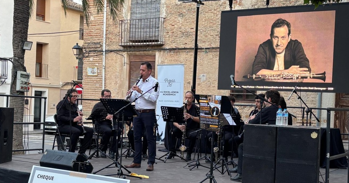 El Premio Extraordinario, junto a músicos de la Unió Musical de Muro.