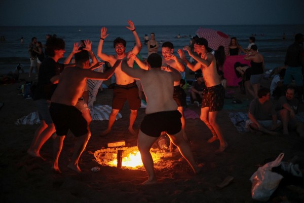 Unas 75.000 personas disfrutan de San Juan en las playas de la ciudad, con menor afluencia que el año pasado