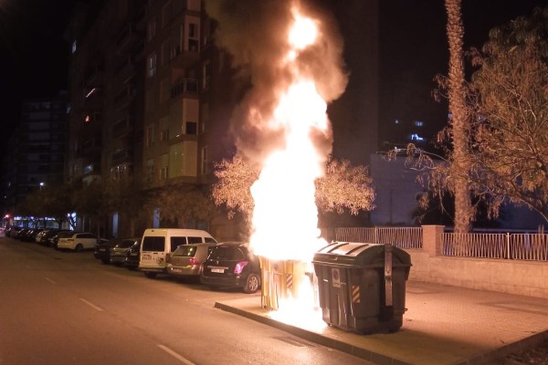 Noche de San Juan en Cartagena: 42 incendios, cuatro coches quemados y diez contenedores afectados
