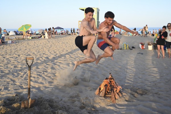 Las imágenes de la Nit de Sant Joan en las playas de Castelló