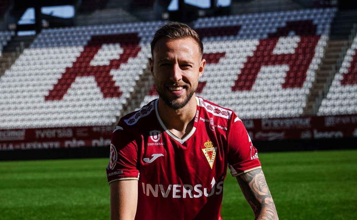 Víctor Narro en su presntación con el Real Murcia