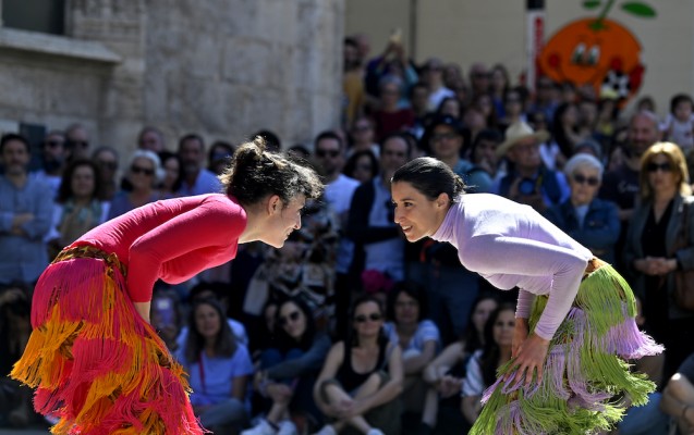 Sevillanas en pantalones con flecos, mirada esquiva y cuerpo a tierra
