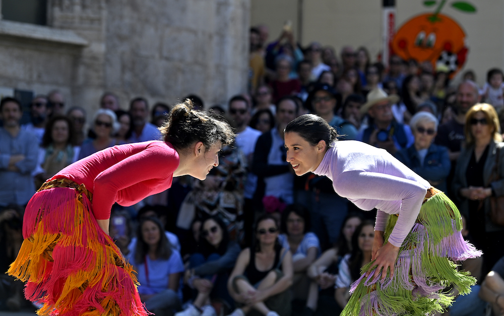 Sevillanas en pantalones con flecos, mirada esquiva y cuerpo a tierra
