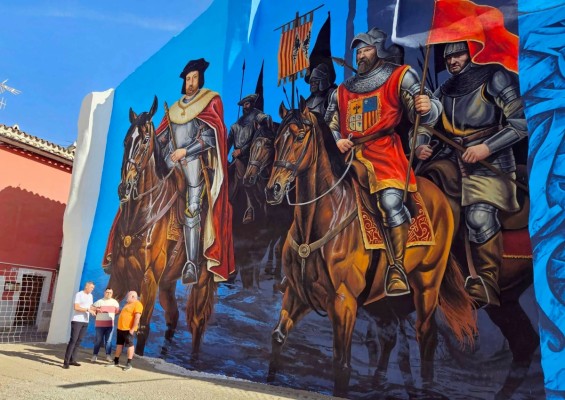 Caravaca revive la visita de Fernando 'El Católico' con un monumental mural del artista Kraser