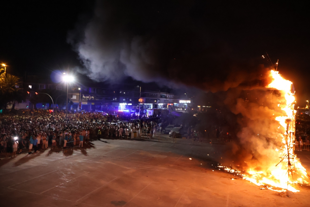 La ‘Dama del Eclipse’ arde ante miles de personas en la gran Noche de San Juan de San Pedro del Pinatar