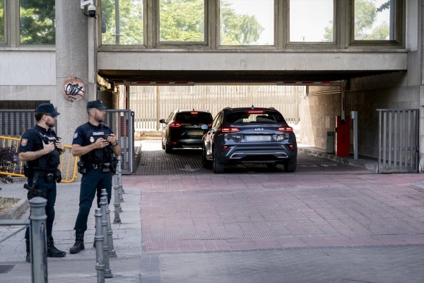 Begoña Gómez entrega su pasaporte en el juzgado tras acordarlo el juez Peinado