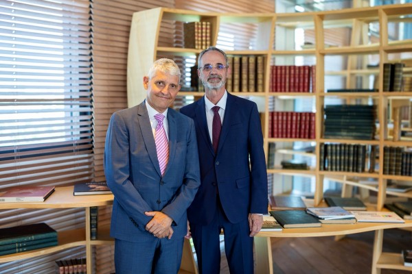 El cooperativismo valenciano se conecta a Europa con la entrada de Credit Agricole en la matriz de Cajamar