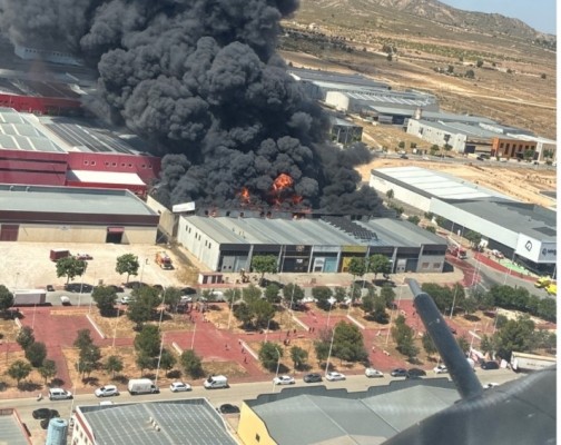 Un herido leve en el incendio de una nave industrial del polígono Las Teresas de Yecla