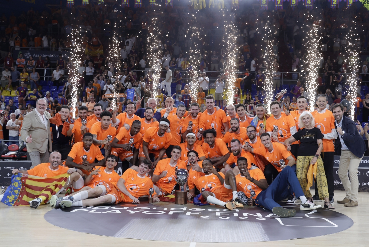 Fiesta 'taronja' en el Palau Blaugrana para celebrar la segunda Liga del Valencia Basket