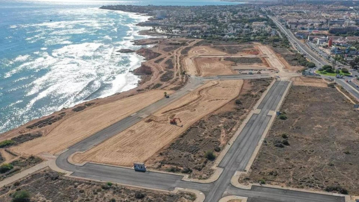 Las 2.200 viviendas de Cala Mosca esperan al agua de Orihuela: sin el nuevo depósito no habrá casas