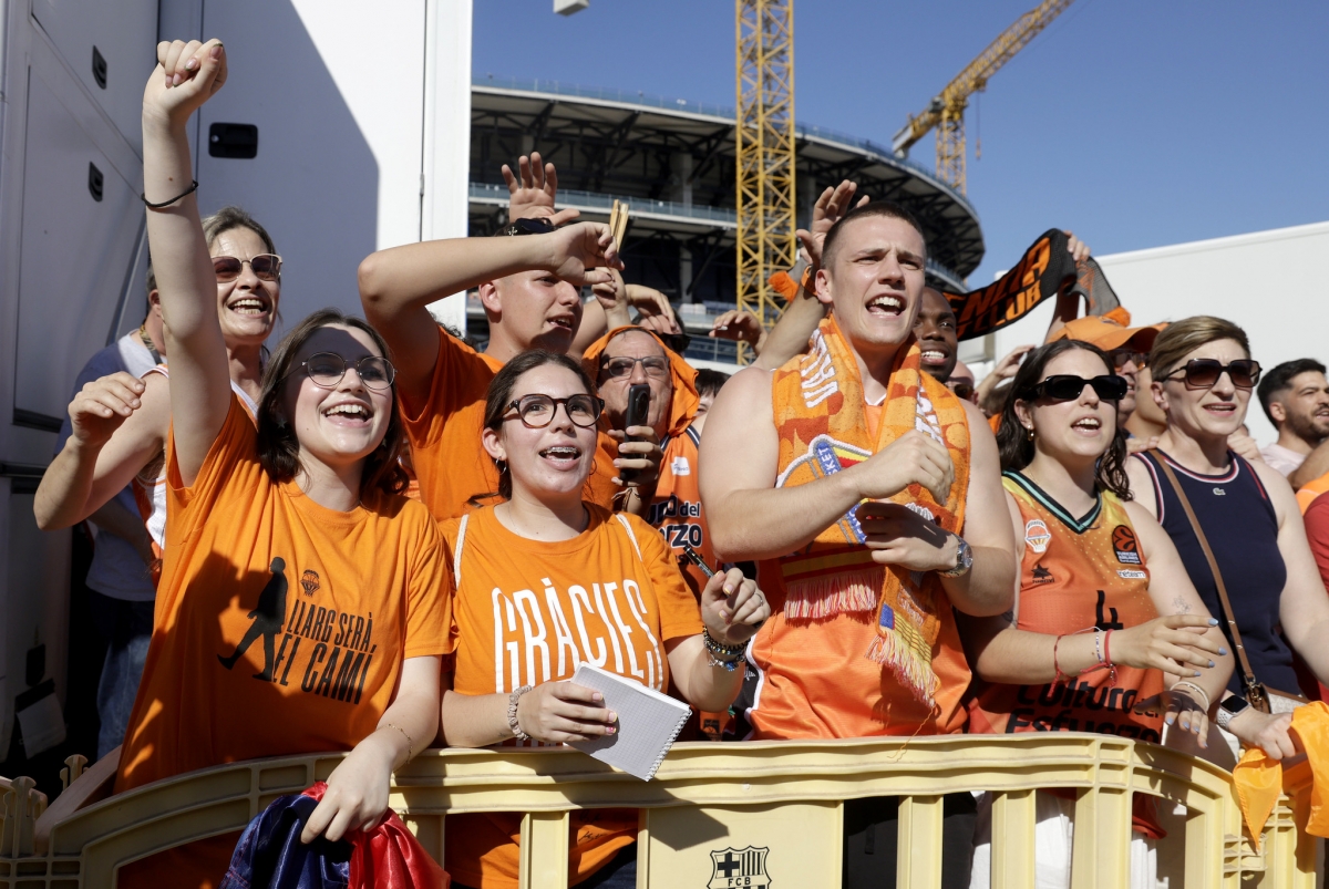 Cerca de doscientos aficionados reciben al Valencia Basket de madrugada en el aeropuerto