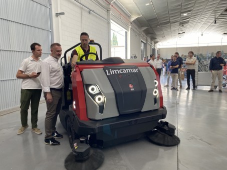 La murciana Limcamar acoge la presentación de la nueva revolución en limpieza industrial que integra barrido y fregado