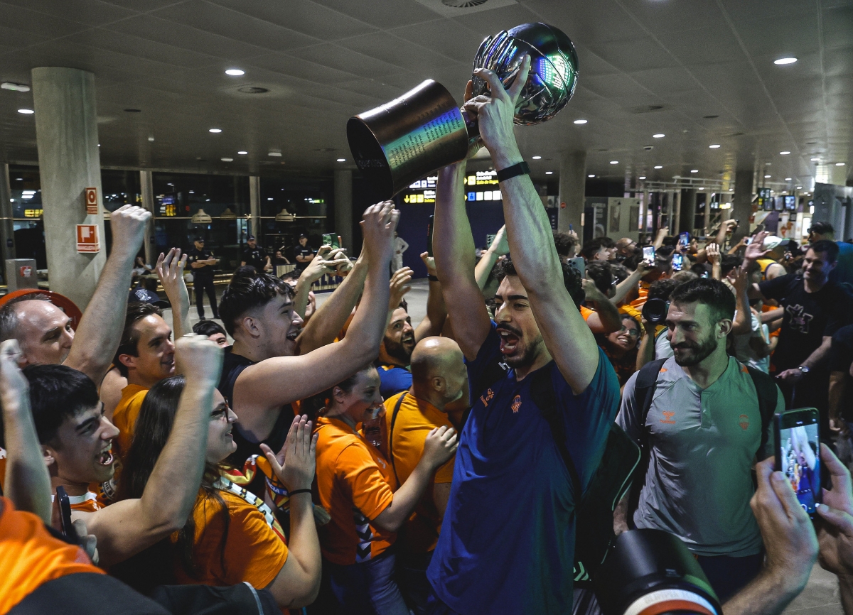 Cerca de doscientos aficionados reciben al Valencia Basket de madrugada en el aeropuerto