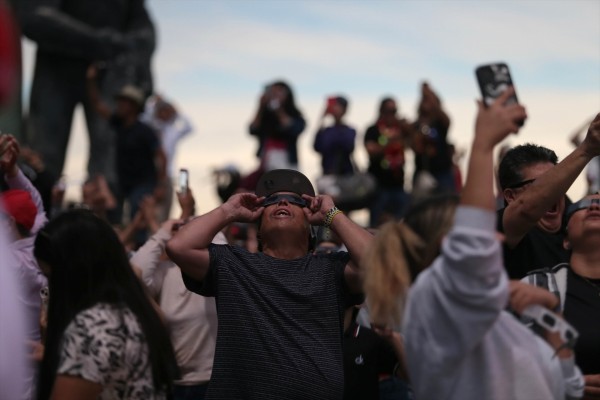 El eclipse desde València: 10.000 personas en franja litoral entre Malva-rosa y Cabanyal
