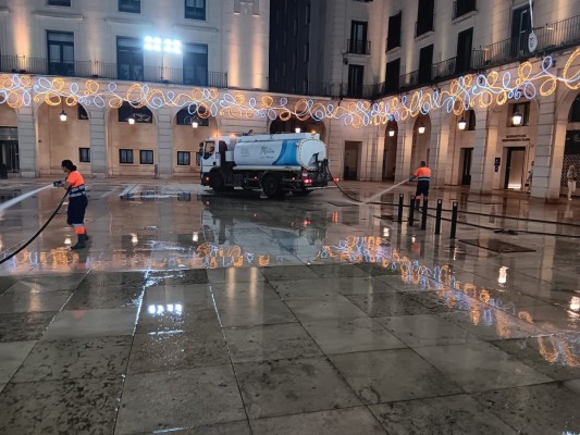 Alicante bate su récord con 3.830 toneladas de residuos recogidos en Fogueras, 173 más que en 2025
