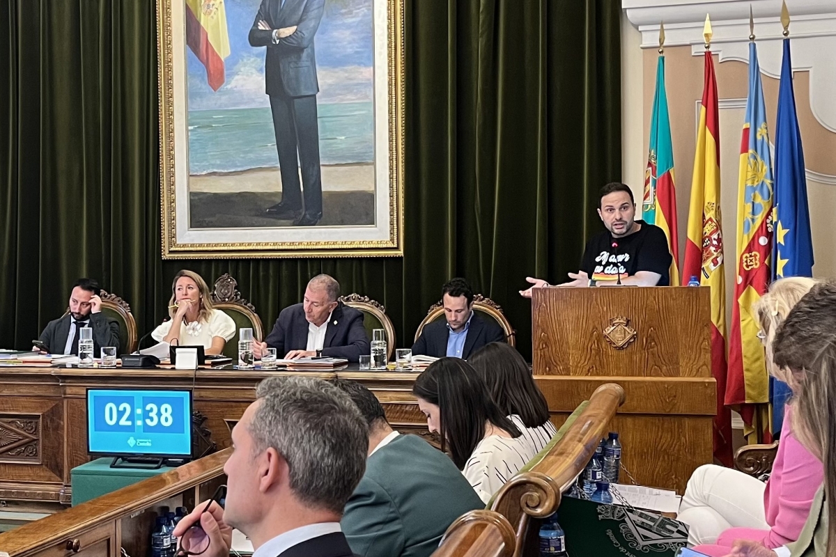 El portavoz adjunto socialista, José Luis López, interviene desde la tribuna.