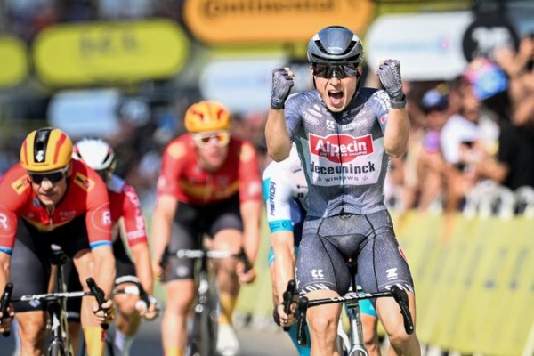 Philipsen gana en Nimes e iguala las tres etapas en este Tour del caído Girmay