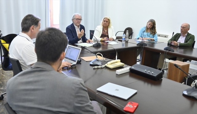 El catedrático Joan Romero presenta a los grupos los avances en las bases del Plan Director Metropolitano
