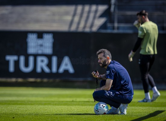Corberán empezará con una plantilla descompensada