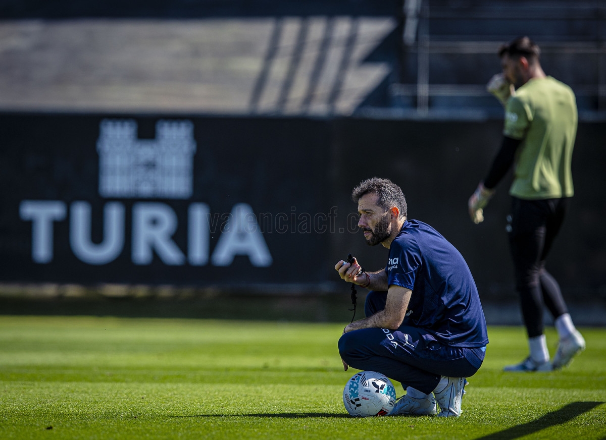 Corberán empezará con una plantilla descompensada