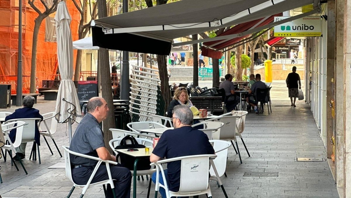 San Vicente tiene 24 terrazas hosteleras más que en 2024 y tramita 18 solicitudes nuevas