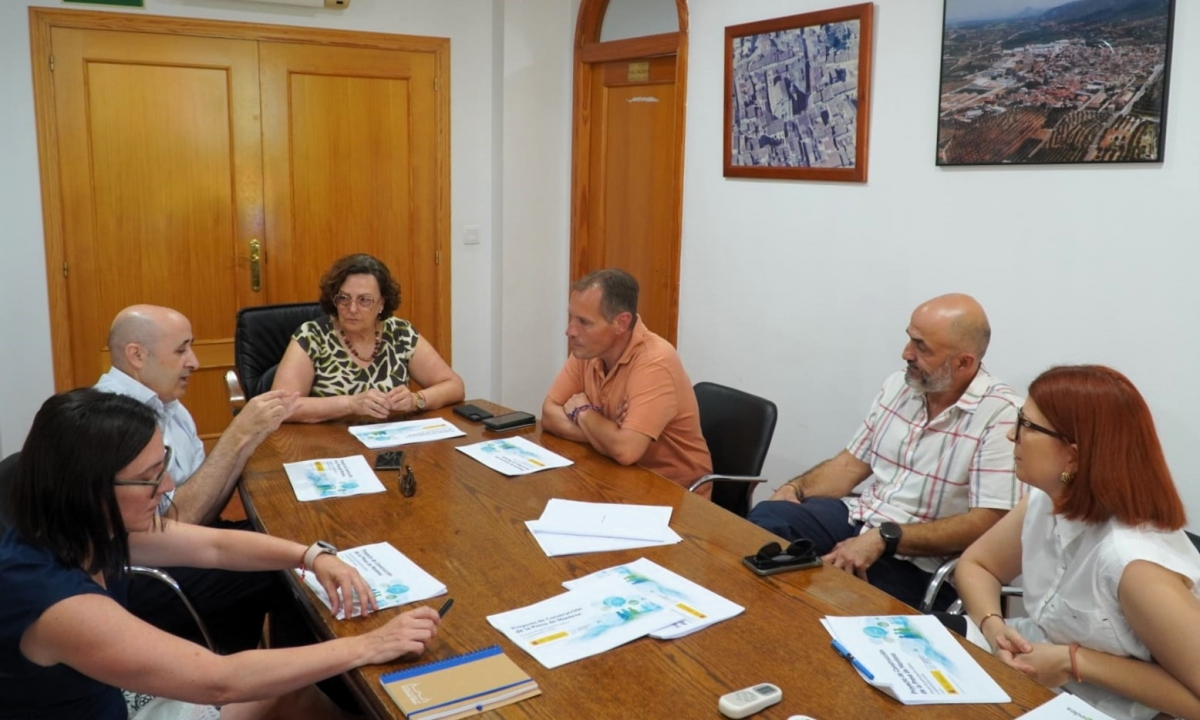 Miguel Polo (CHJ) explica a los alcaldes de Vallada y Montesa los pormenores del proyecto.