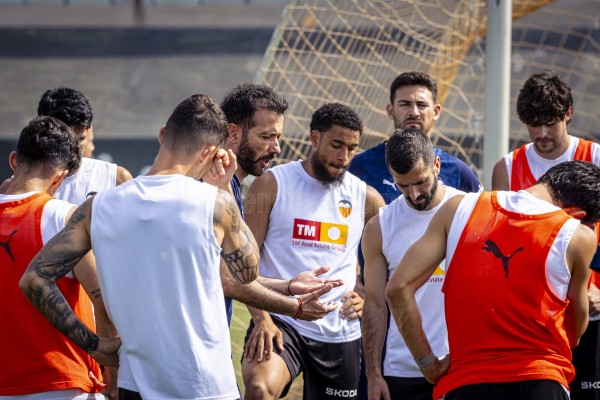 Corberán y plantilla, obligados a cambiar el lastre de las dos últimas temporadas: la primera vuelta