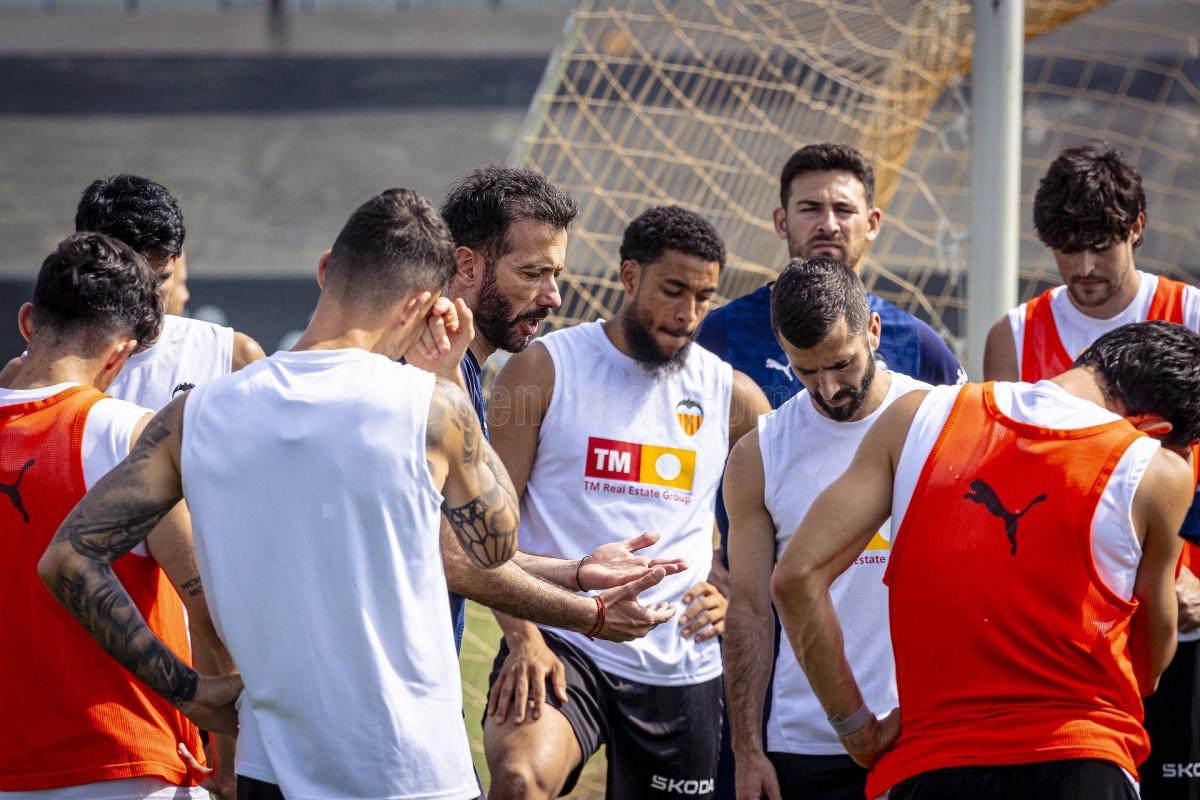 Corberán y plantilla, obligados a cambiar el lastre de las dos últimas temporadas: la primera vuelta