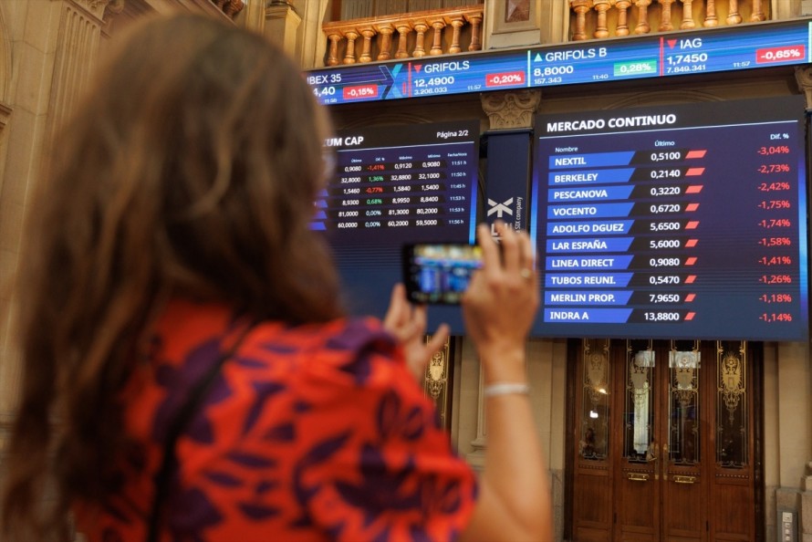 El Ibex 35 roza los 19.200 puntos (-0,58%) en la media sesión, con dudas en torno a la tecnología
