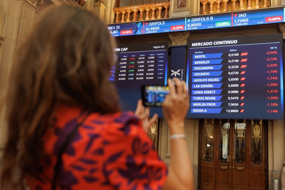 El Ibex 35 lucha por recuperar los 19.500 puntos en la media sesión, con el petróleo por debajo de 72 dólares