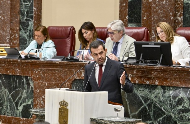 Vox acusa a López Miras de gobernar la Región 