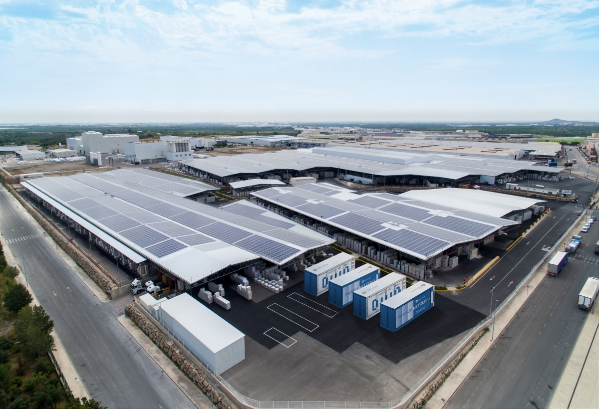 Pamesa avanza en su plataforma energética integral y completa la instalación de un 35% de los 366 MWh de almacenamiento de baterías