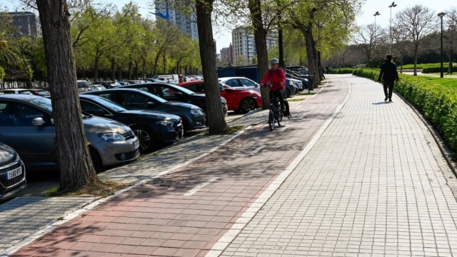 El Ayuntamiento de València bajará a la calzada el carril bici de la Alameda entre los puentes del Regne y Monteolivete