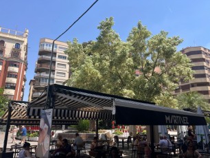 Desinformación y dudas entre los hosteleros ante el fin de los toldos en Murcia:  