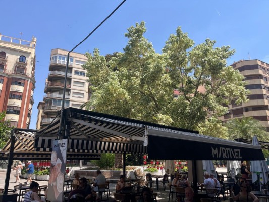 Desinformación y dudas entre los hosteleros ante el fin de los toldos en Murcia:  