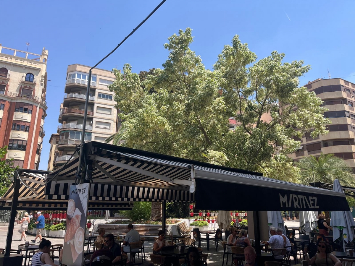 Desinformación y dudas entre los hosteleros ante el fin de los toldos en Murcia:  