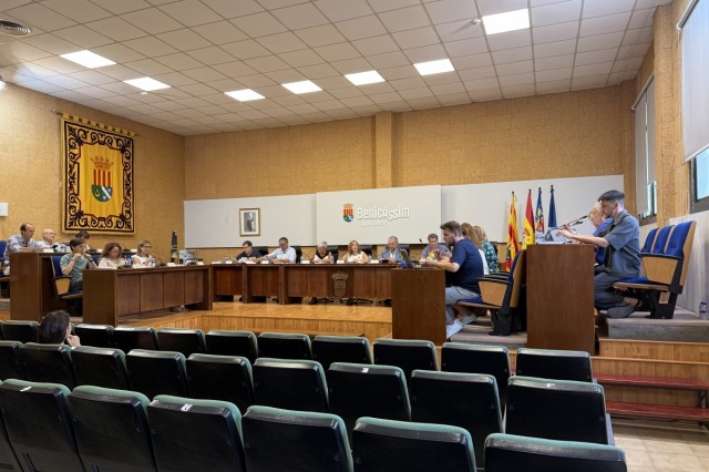 Benicàssim aprueba en el pleno solicitar una mayor frecuencia ferroviaria con el norte sin el voto de Vox