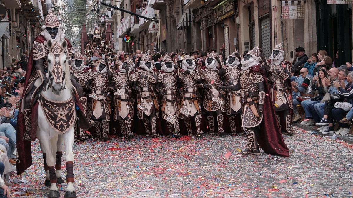 Fedac rechaza que los Moros y Cristianos de Alcoy 2027 sean entre semana: menos impacto económico
